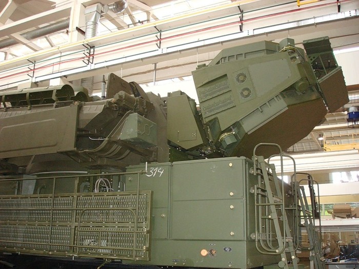 Đây là một sản phẩm của KBP ở Tula, Nga. Tổ hợp này có thể được đặt trên khung gầm xe bánh xích hoặc bánh lốp, hoặc đặt trên các bệ, trụ cố định. Đây là một sự phát triển hơn nữa của tổ hợp 9M311 Tunguska SA-19/SA-N-11.